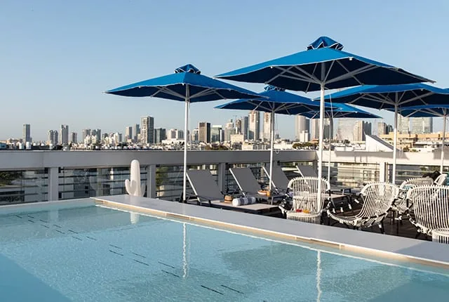 Piscina de chapoteo y bar en la azotea