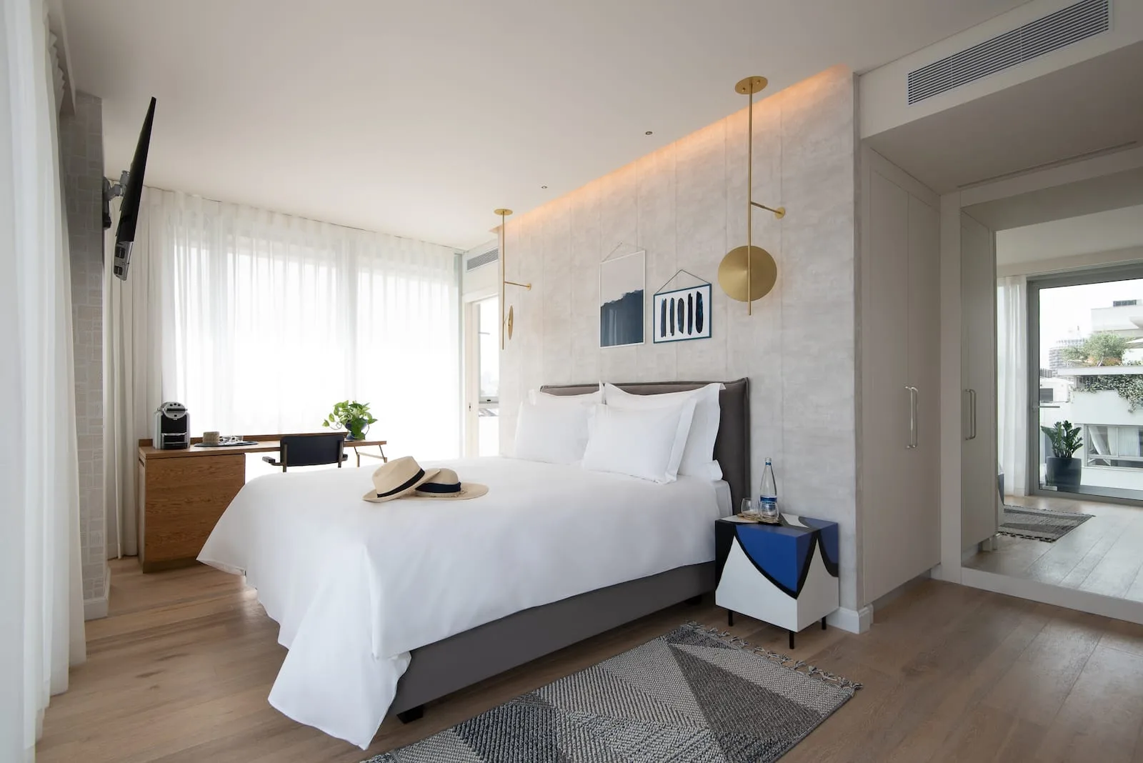 Habitación triple deluxe con balcón para estar de pie