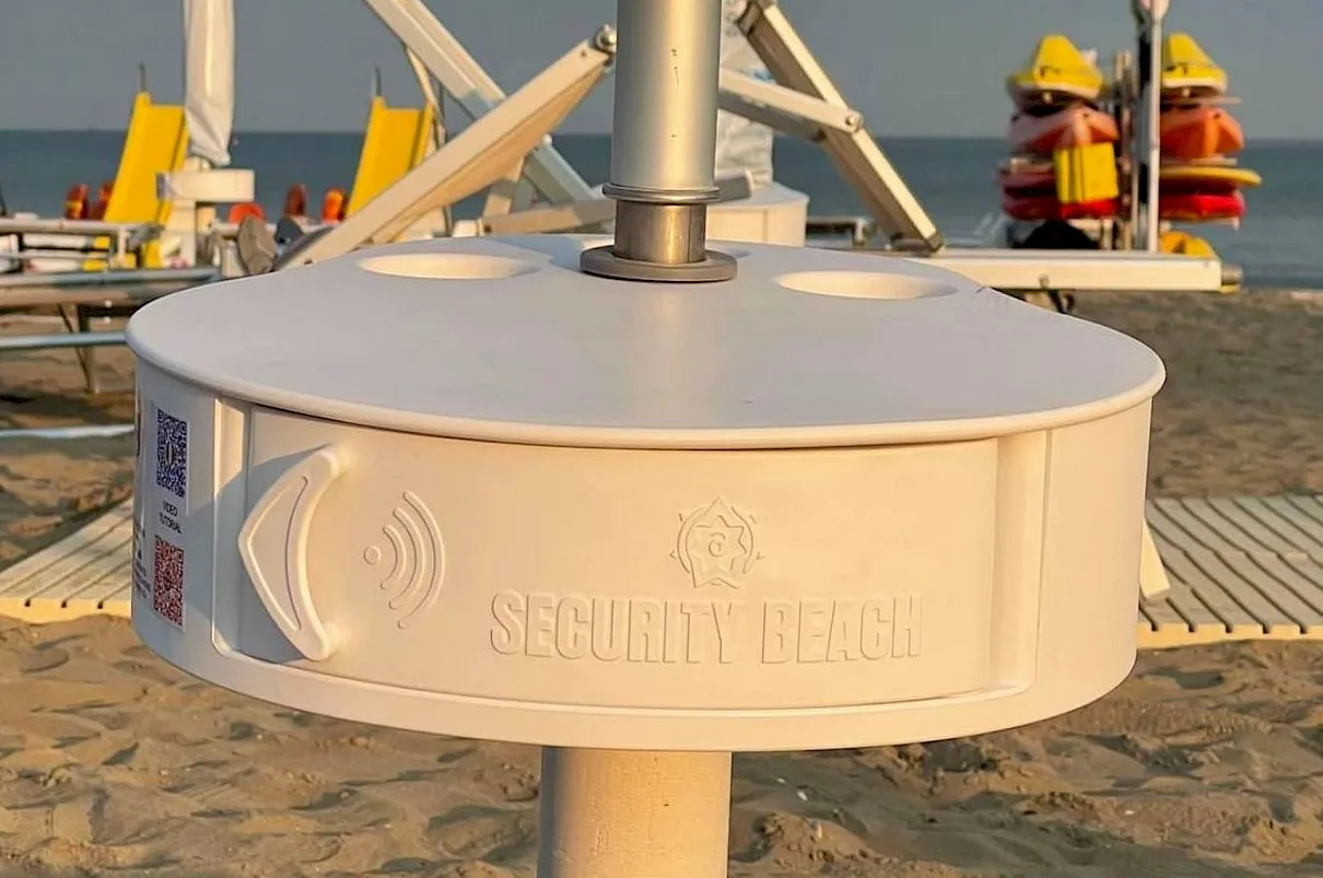Hotel/beach image