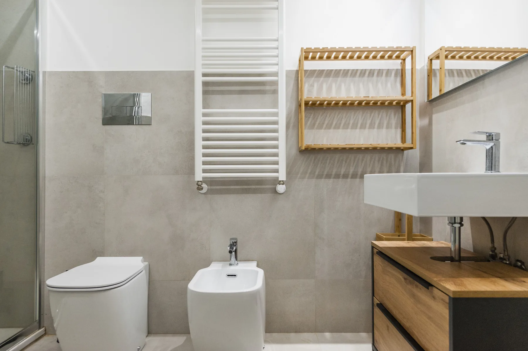 Un baño moderno con inodoro, bidé y lavabo.