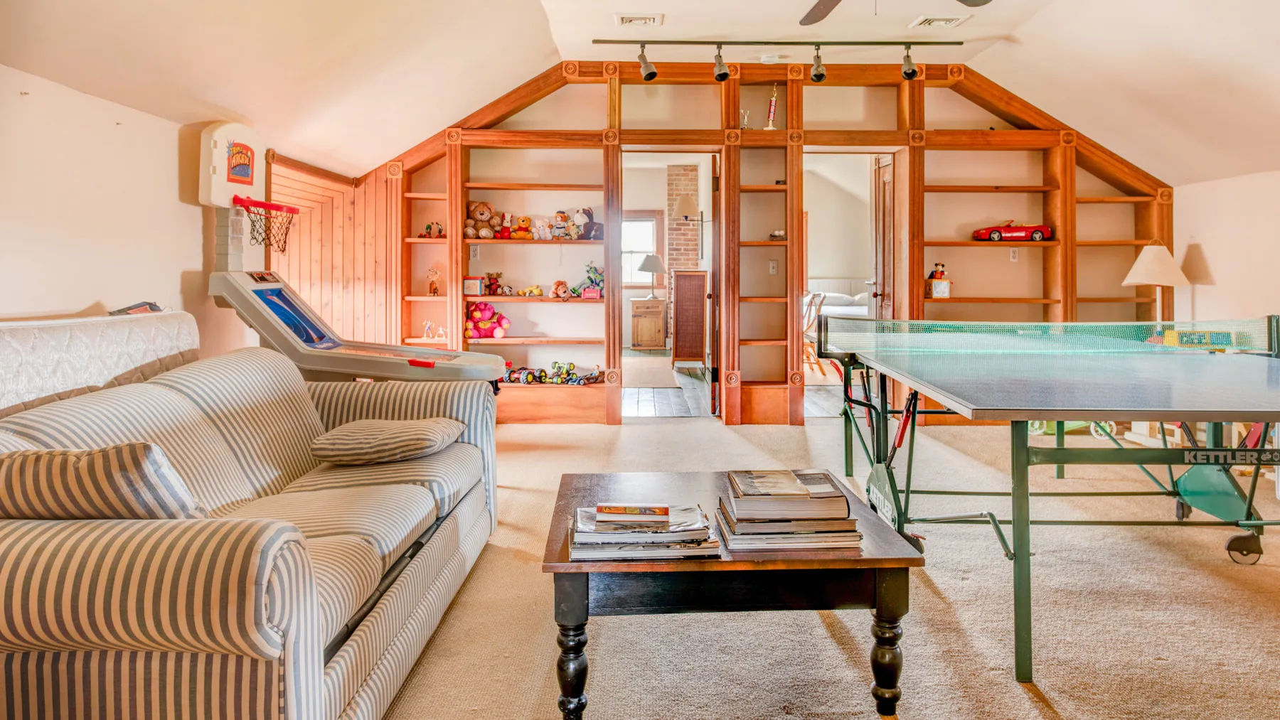 Una sala de estar con asientos, una mesa de centro y una mesa de ping-pong.