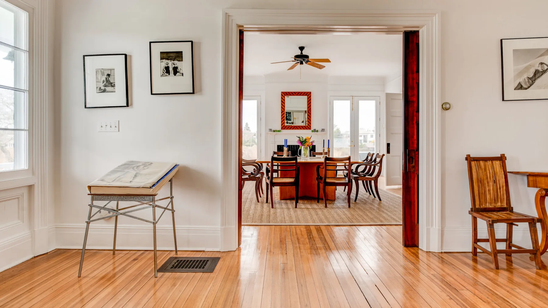 Un comedor luminoso con una mesa de madera y sillas junto a una mesita auxiliar.