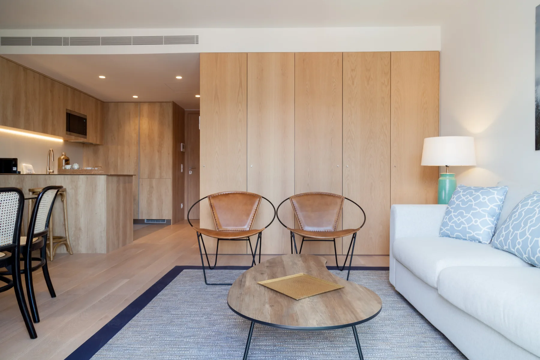 Sala de estar con asientos, una mesa de centro y un comedor.