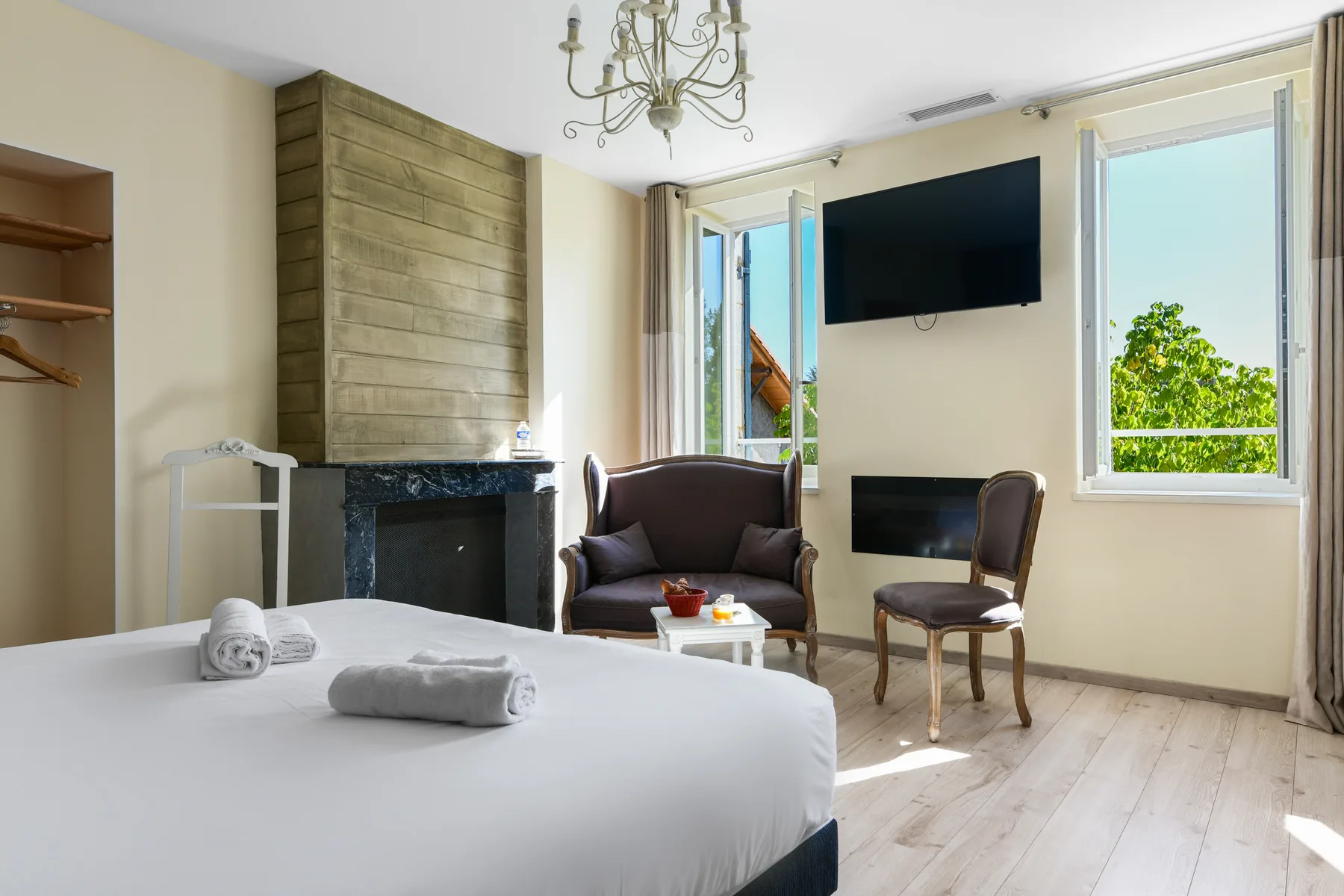 Hotel room or interior photo