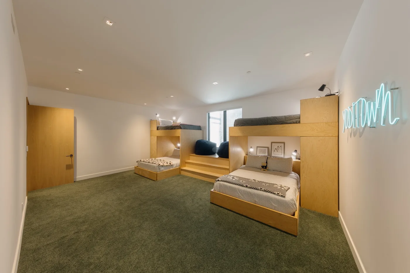 Un dormitorio con dos camas, lámparas de noche y un televisor.