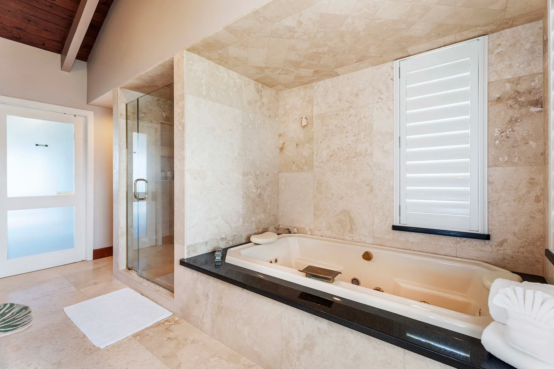 Un baño con una bañera empotrada y una ducha de cristal.