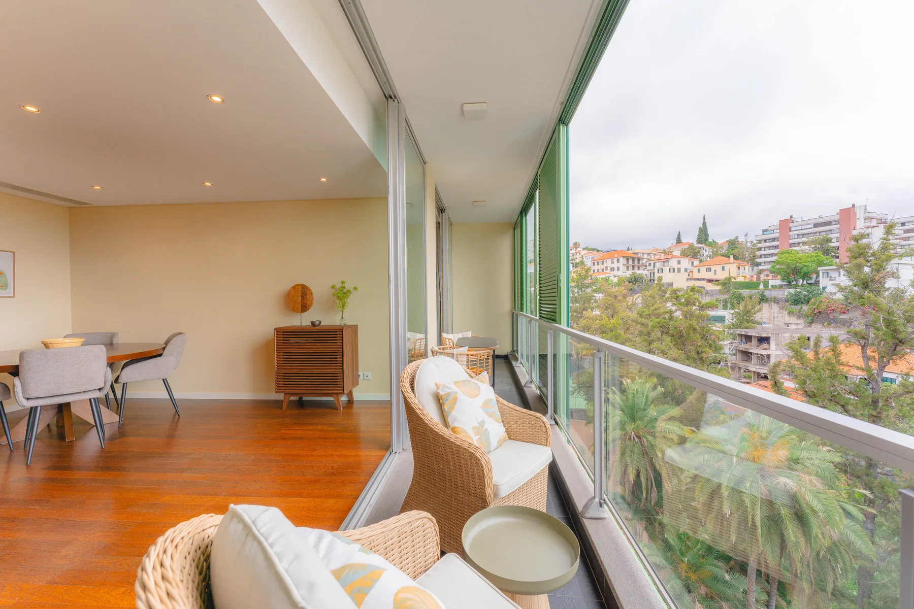 Una luminosa zona de comedor y estar da a un balcón con vistas a la ciudad.