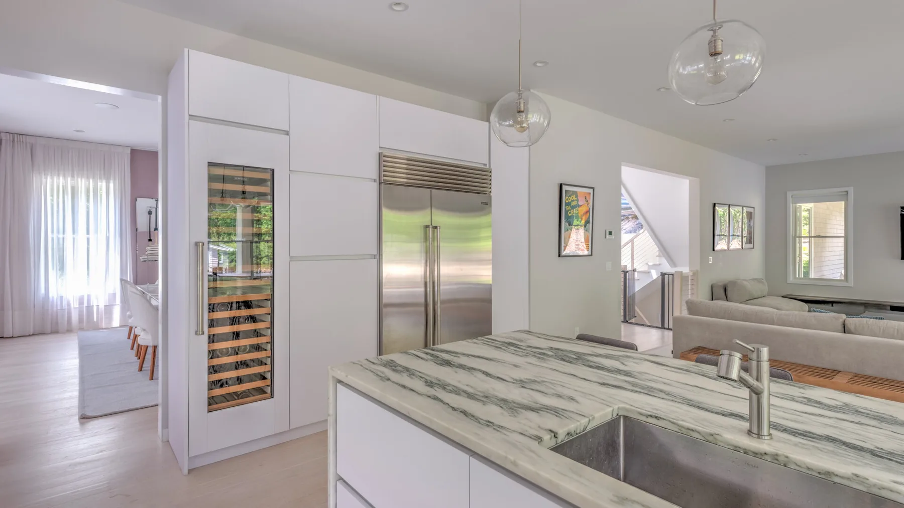 Una cocina moderna con una isla grande y electrodomésticos de acero inoxidable.
