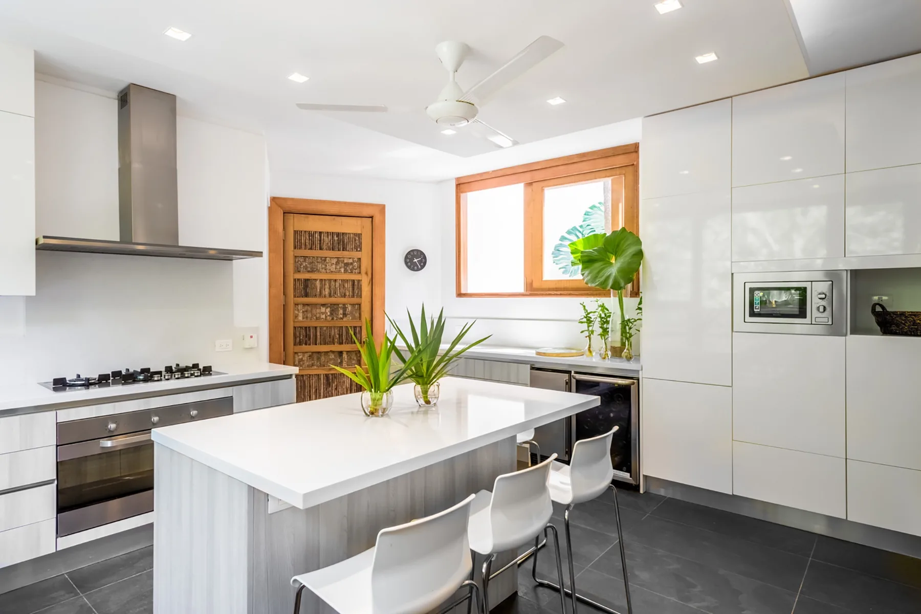 Una cocina moderna y luminosa con una isla central y una ventana grande.
