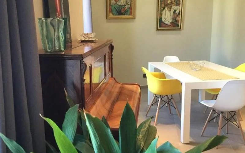 Piano en funcionamiento en la suite tipo loft Les Espèrades