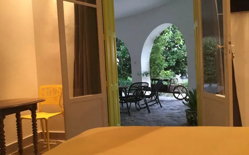 Vista de la terraza de Le Petit Couscouril desde la cama