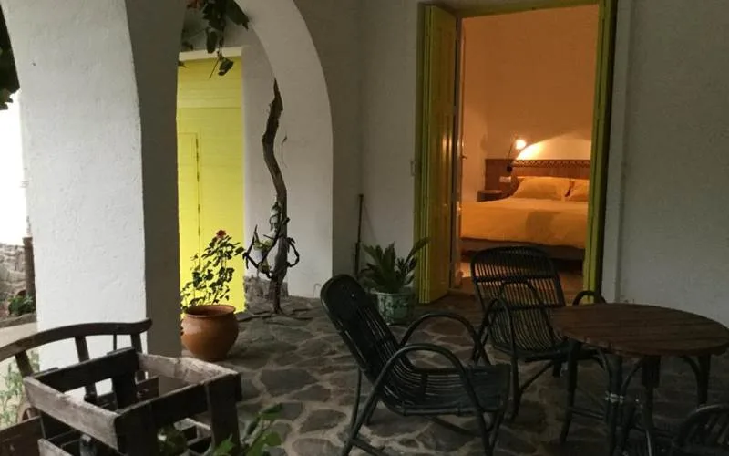 Terraza exterior de Le Petit Couscouril