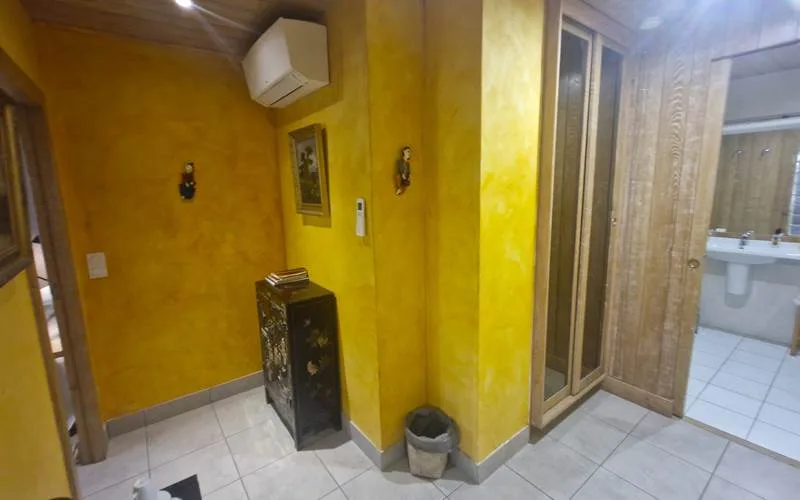 Entrada a la habitación estándar de Le Petit Couscouril