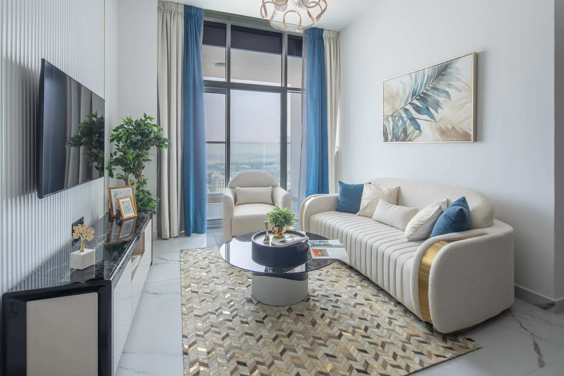 Sala de estar con asientos, una mesa de centro y una ventana amplia.