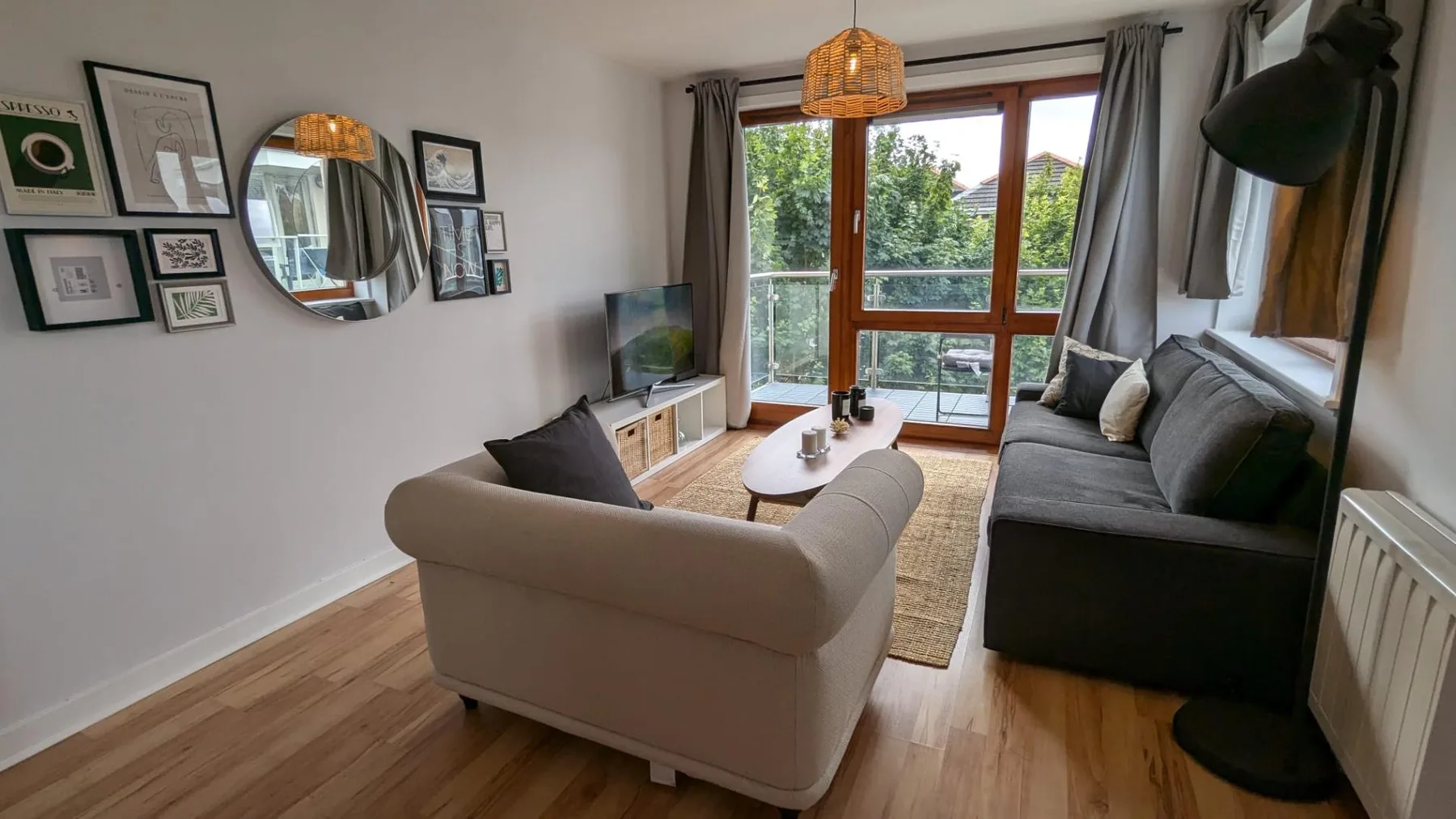 Una sala de estar con asientos, una mesa de centro y ventanas grandes.