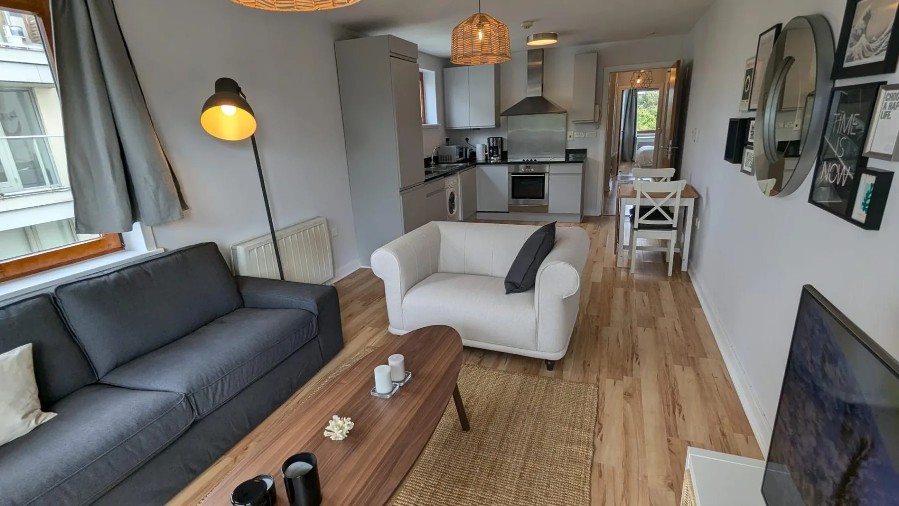 Una sala de estar se abre a una cocina compacta y un comedor.