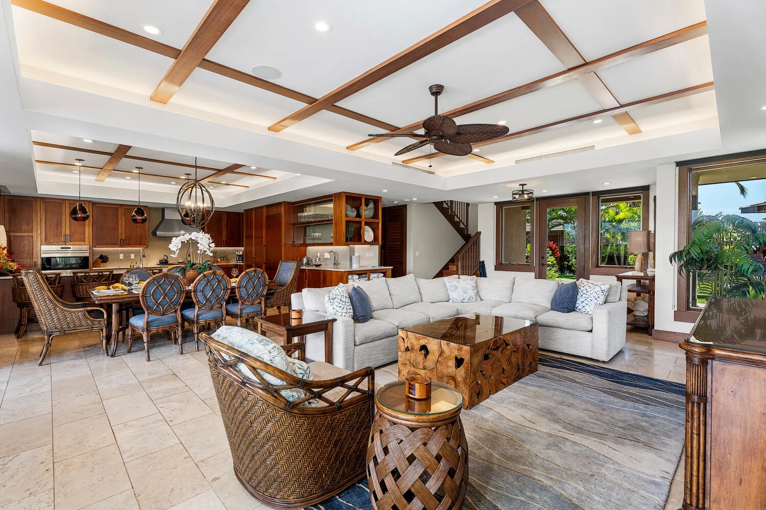 Sala y comedor de concepto abierto con sofá seccional y mesa de comedor.