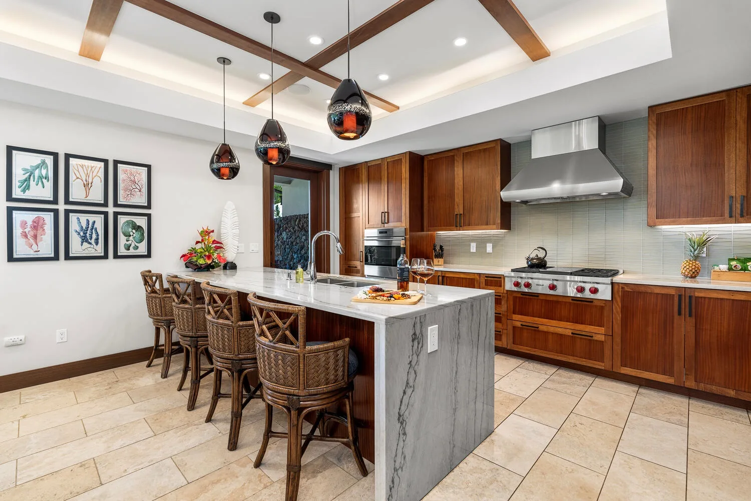 Una cocina amplia con una isla central y gabinetes de madera.