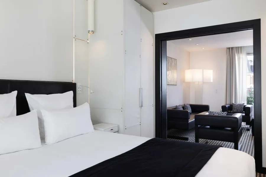 Hotel suite with terrace and jacuzzi