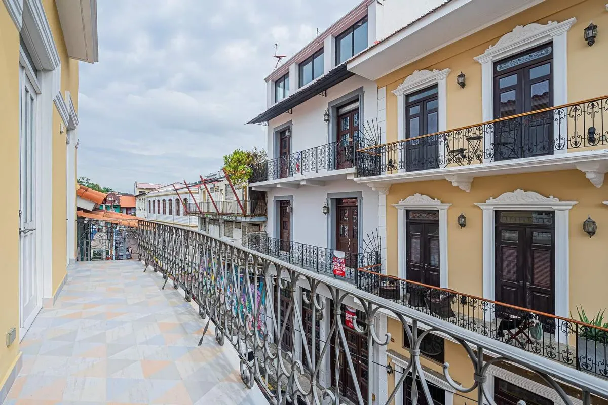 Airy 1BR in Casco Antiguo w/ Balcony