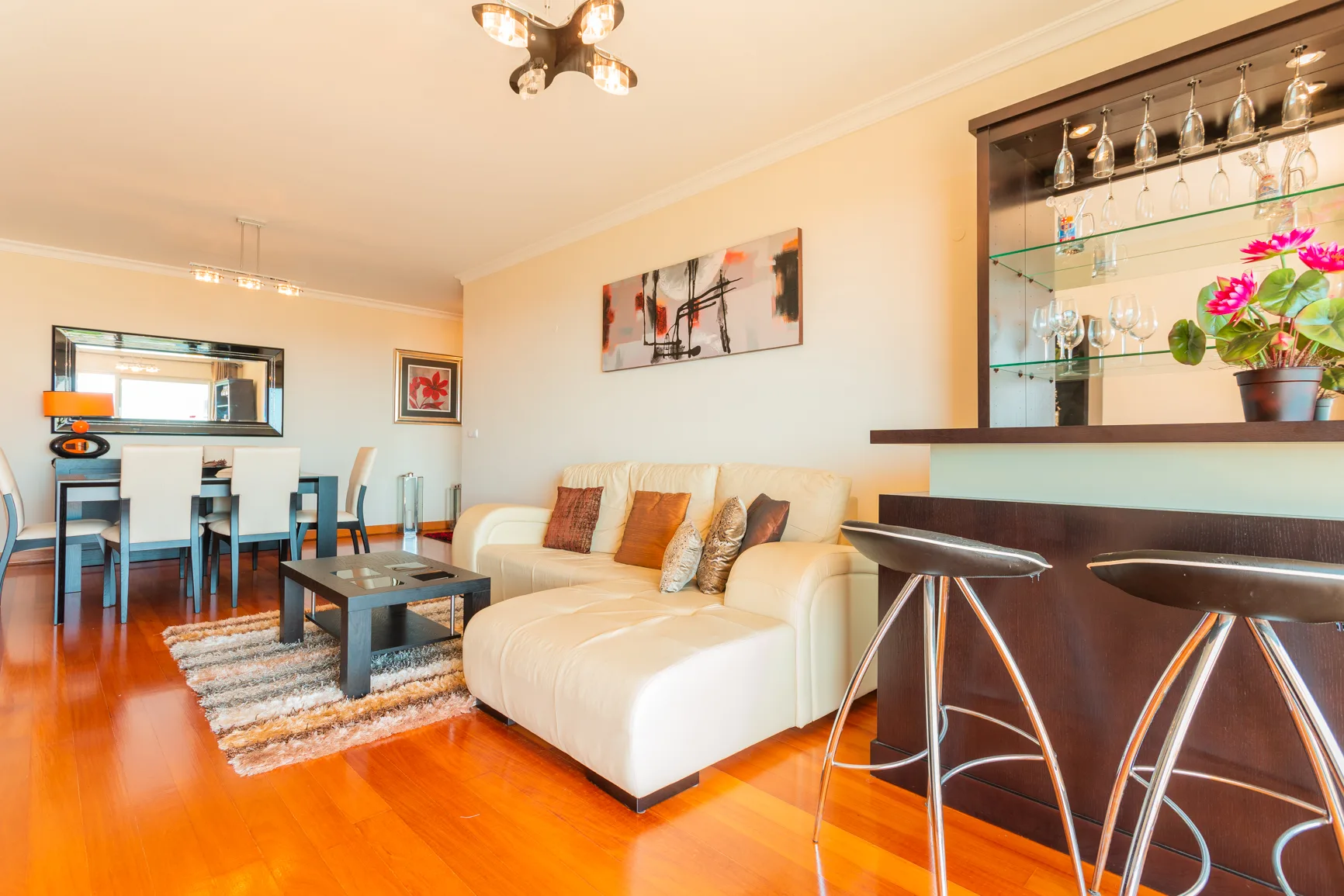 Sala de estar con asientos, una mesa de centro y un comedor.