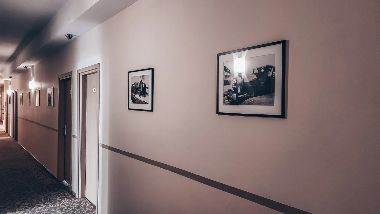 Interior del hotel con decoración de trenes