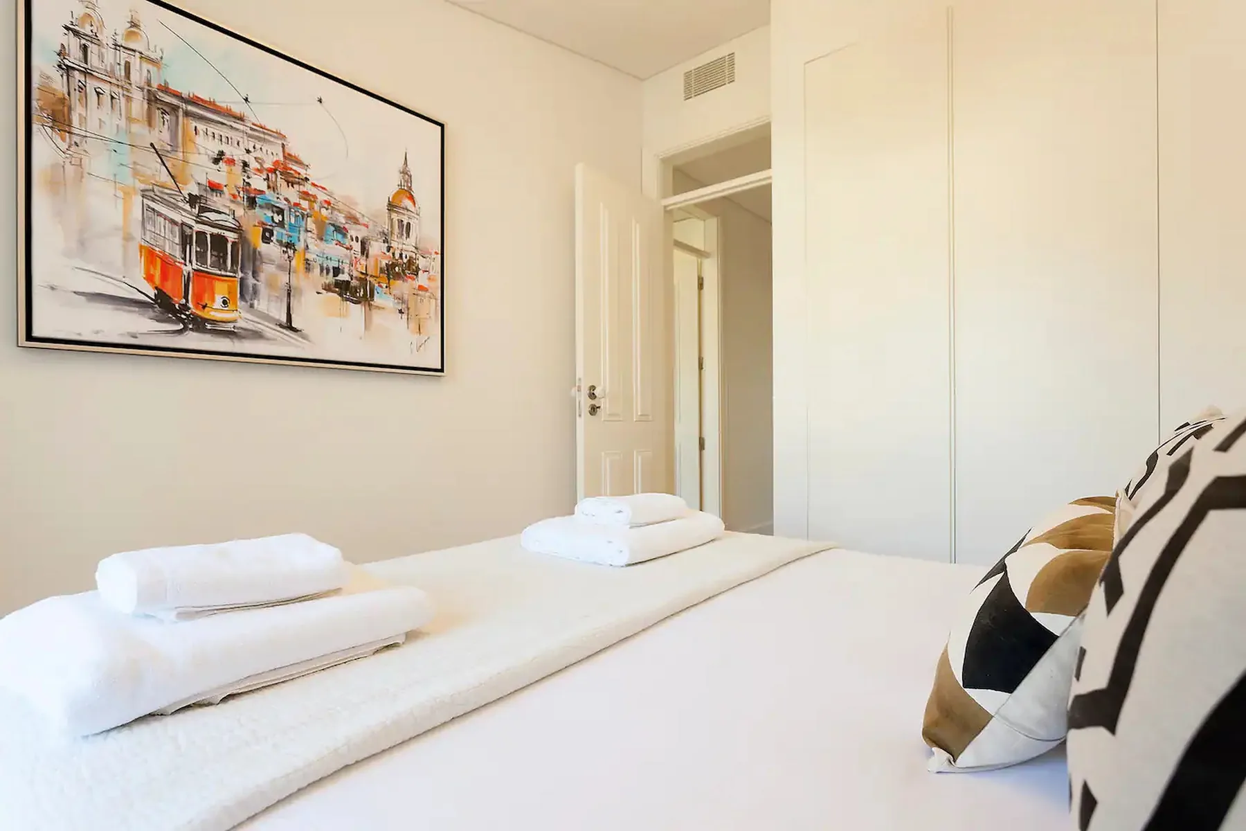 Apartment in Lisbon - FLH Mouraria Art Apartment with Pool