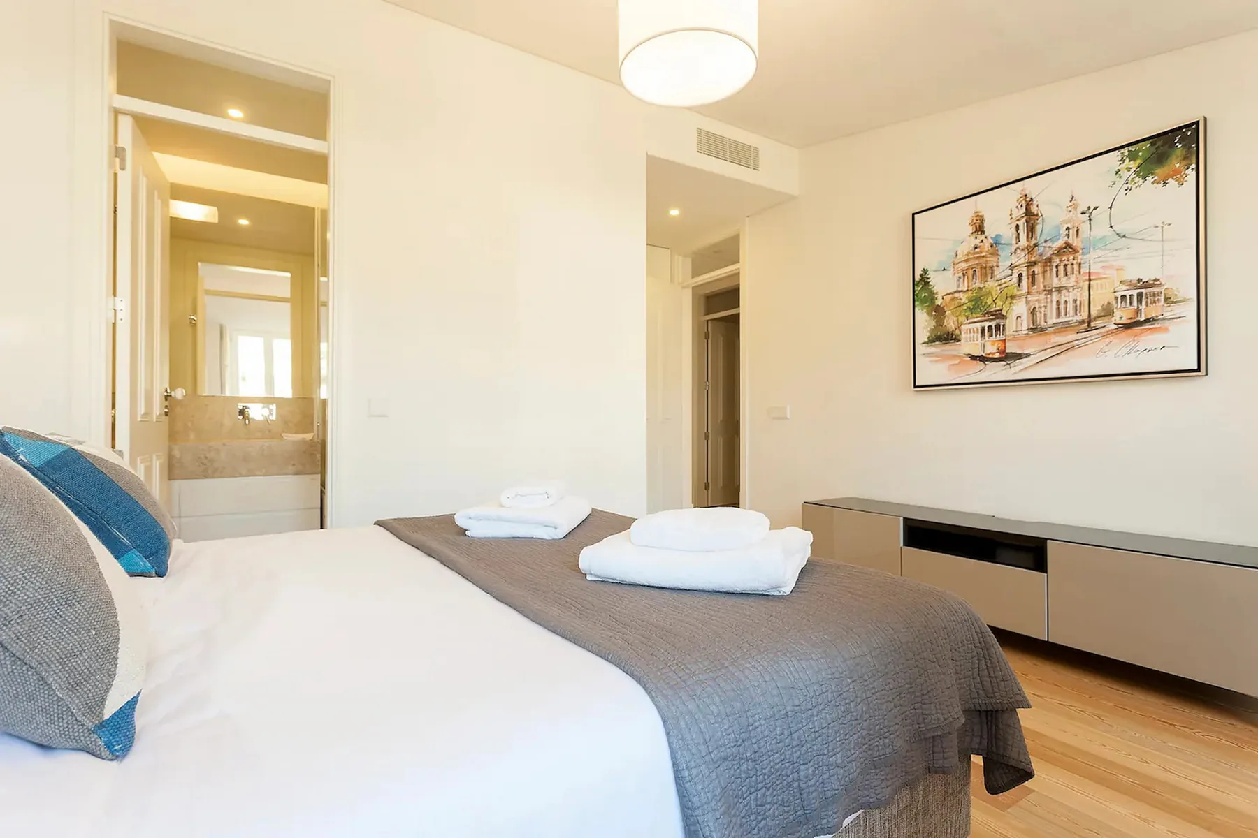 Apartment in Lisbon - FLH Mouraria Art Apartment with Pool