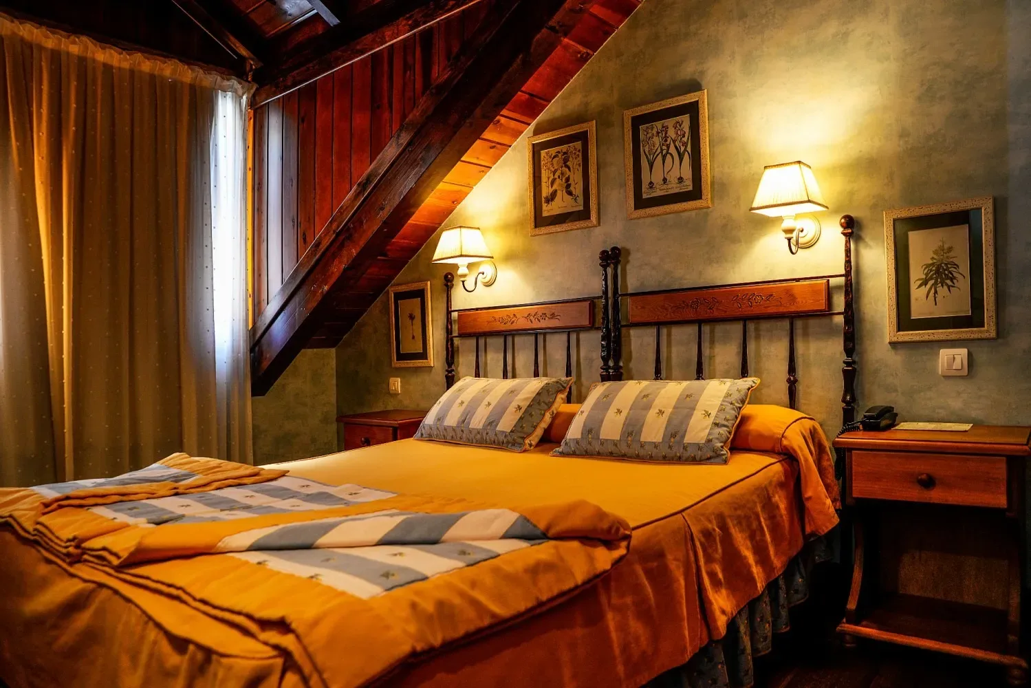 Dormitorio con vigas de madera y una cama con ropa de cama amarilla.