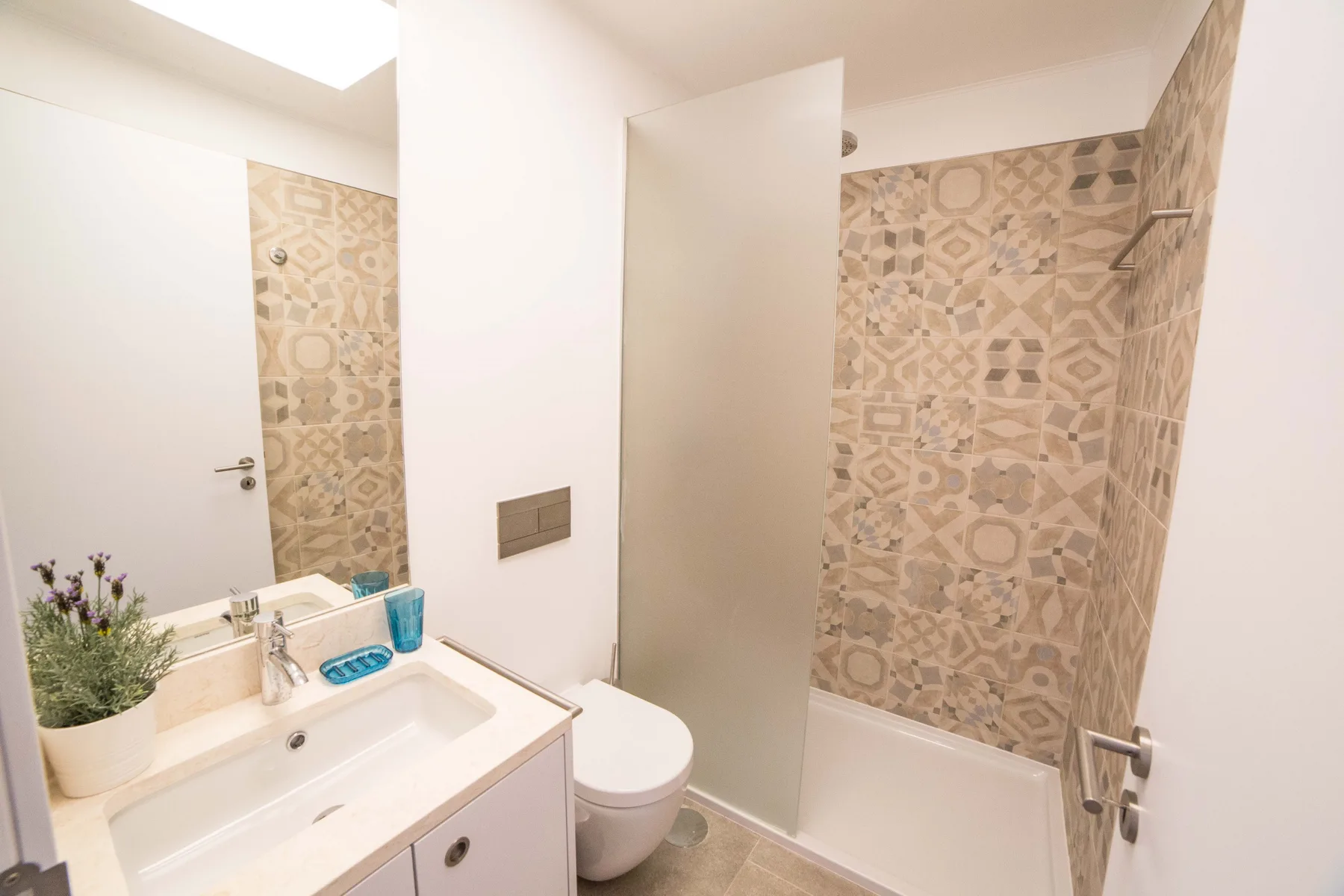 Un baño con lavabo, inodoro y zona de ducha.