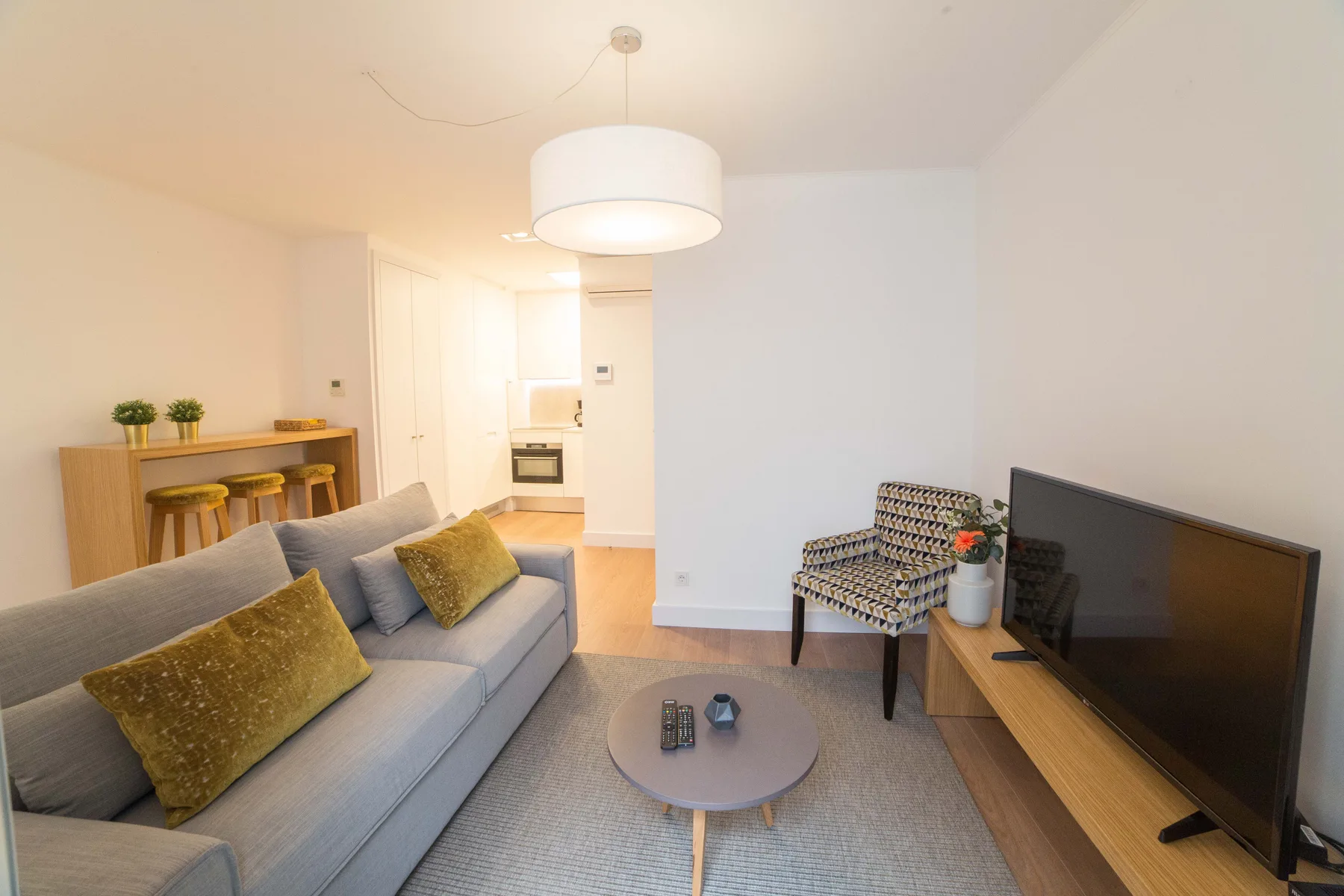 Sala de estar con sofá, mesa de centro y televisor.