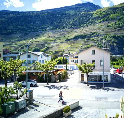 Picos montañosos alrededor de Martigny vistos desde el hotel