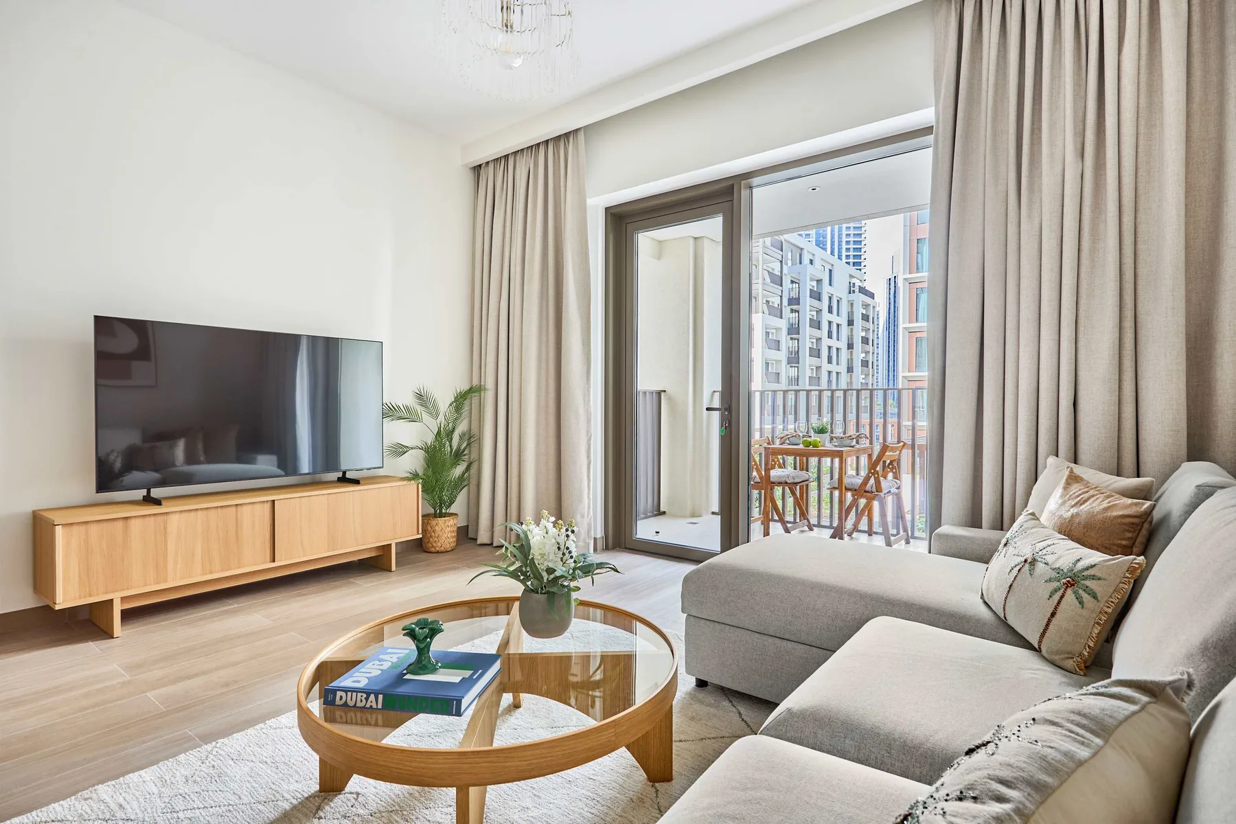 Sala de estar con sofá, mesa de centro y televisor.