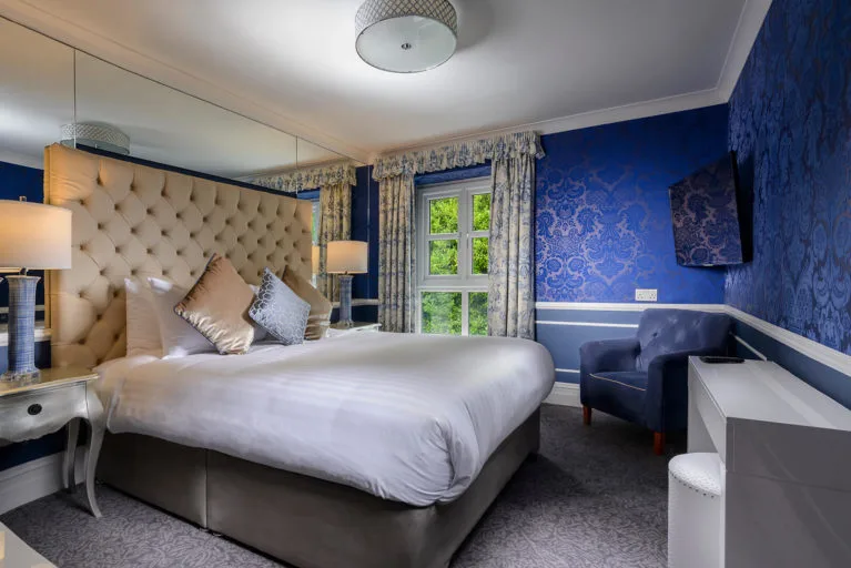 Queen room