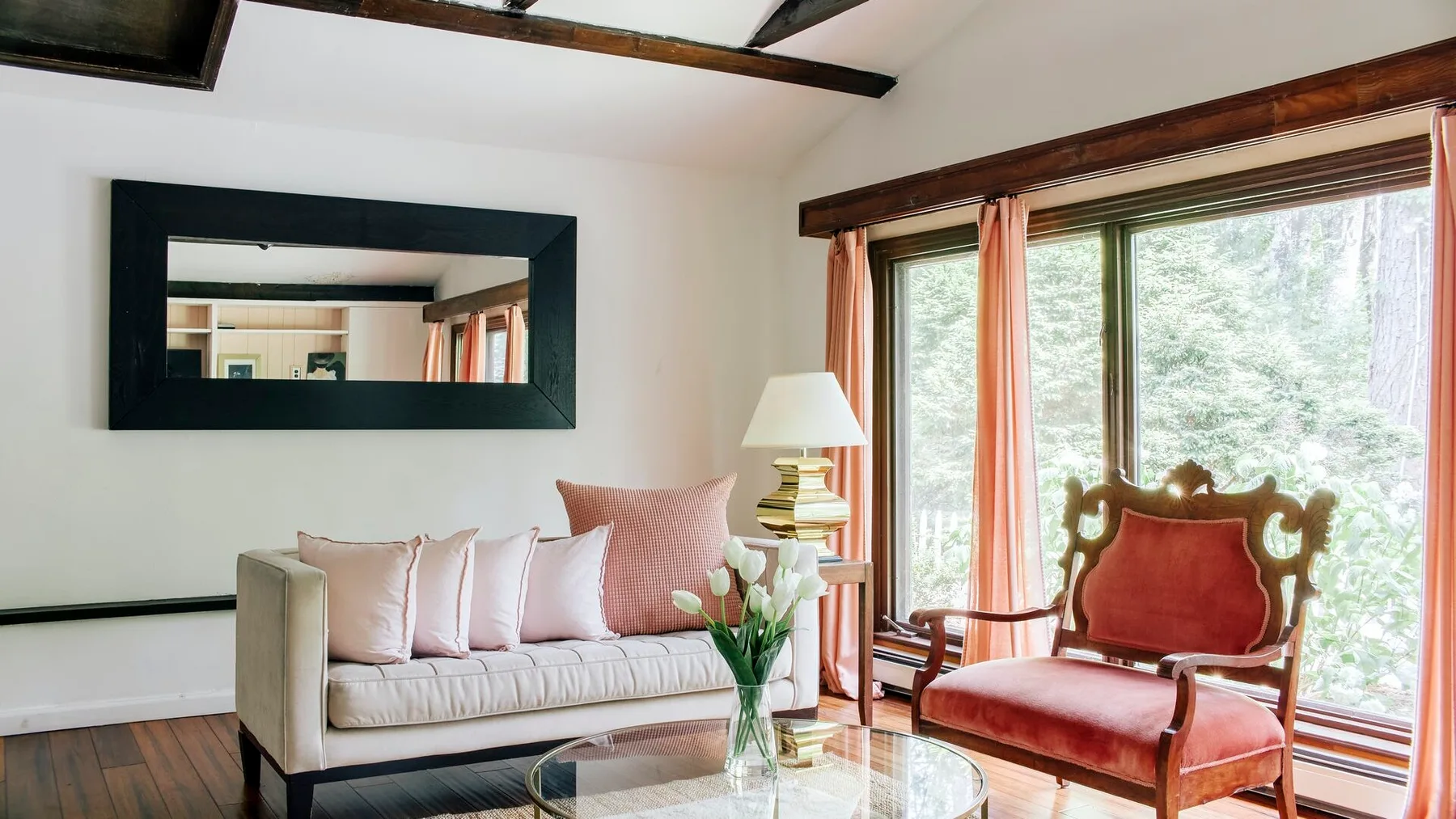Una sala luminosa con asientos junto a grandes ventanas.