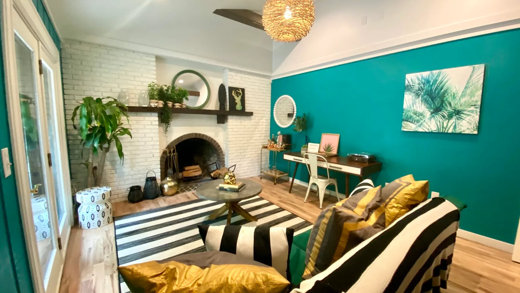 Una sala colorida con asientos a rayas, una chimenea y una mesa de comedor.