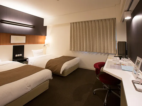Habitación con dos camas individuales en el edificio principal