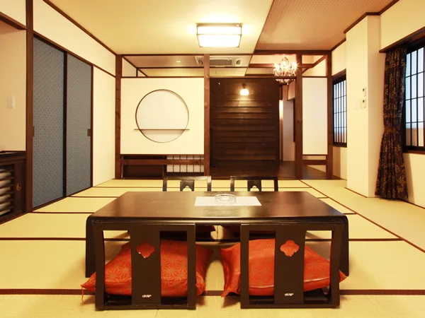 Habitación de estilo japonés en el edificio principal