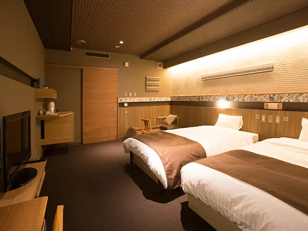 Habitación moderna con dos camas individuales en el edificio nuevo