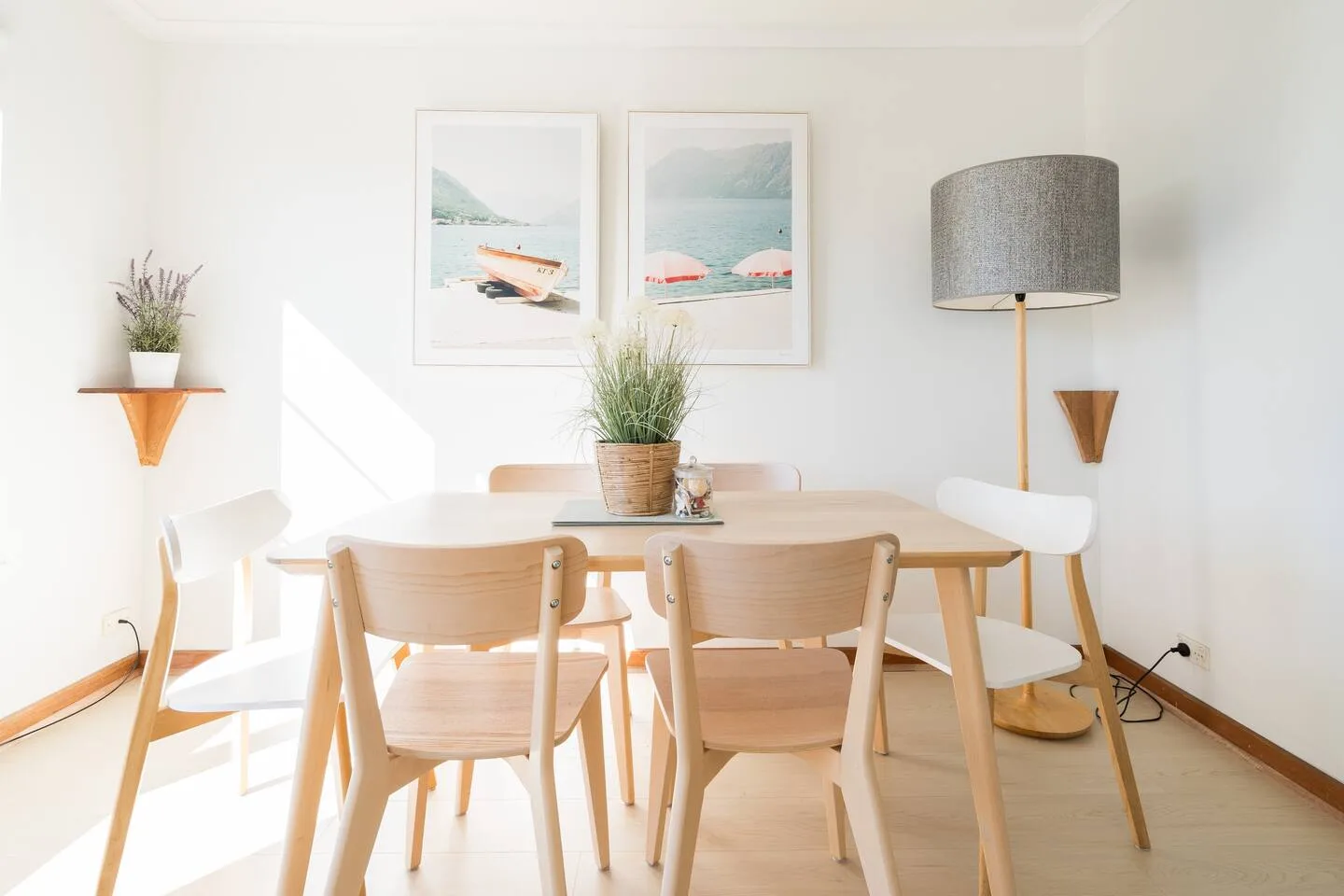 Comparte comidas y momentos en la elegante zona de comedor, donde el arte, las plantas y la luz se combinan con una sencillez serena.