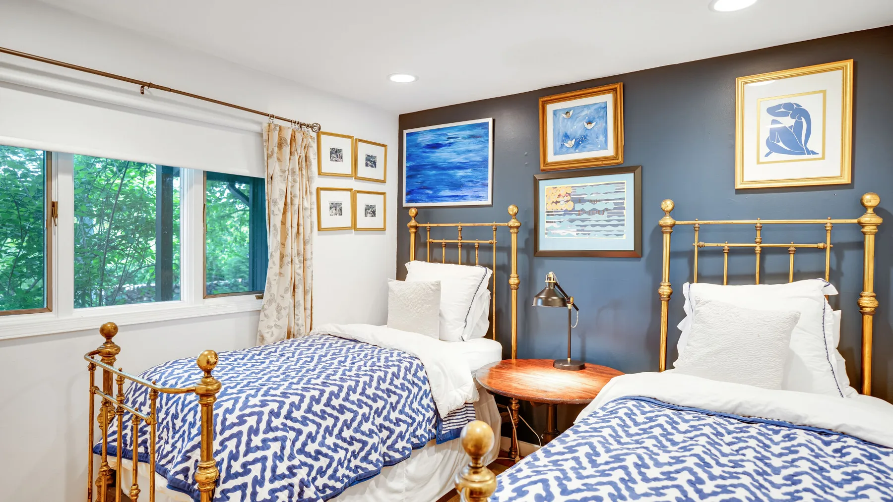 Un dormitorio con dos camas junto a una ventana grande.