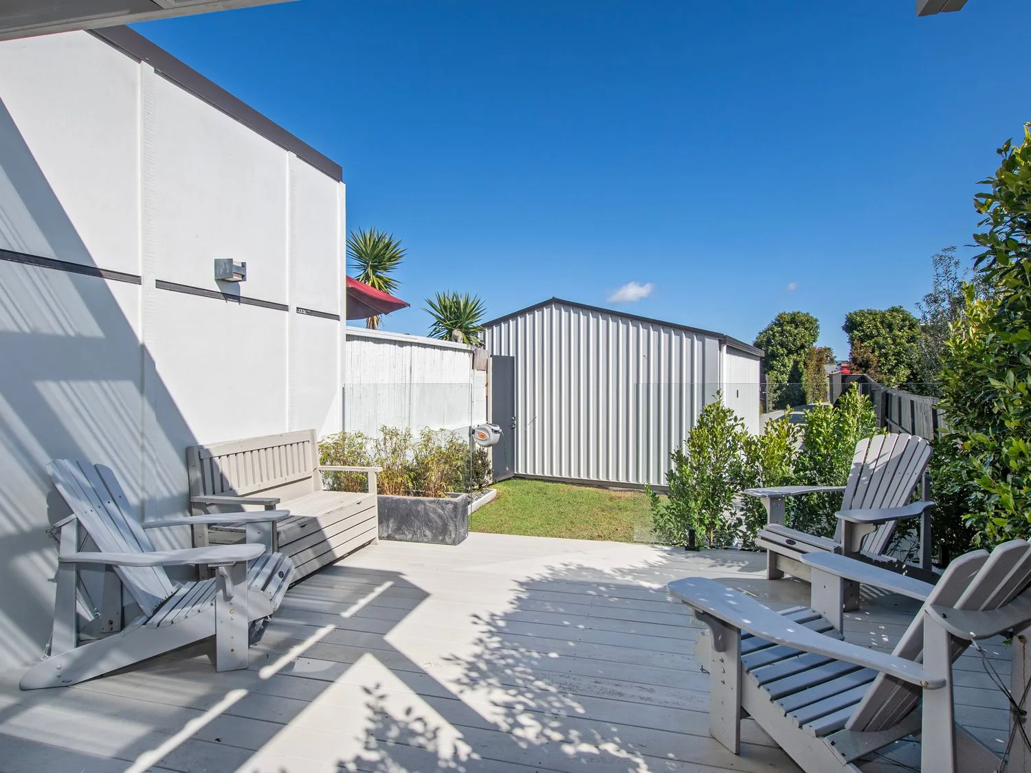 Una zona exterior con sillas y un cobertizo en Sun Kissed Pool Villa - Mangawhai Heads