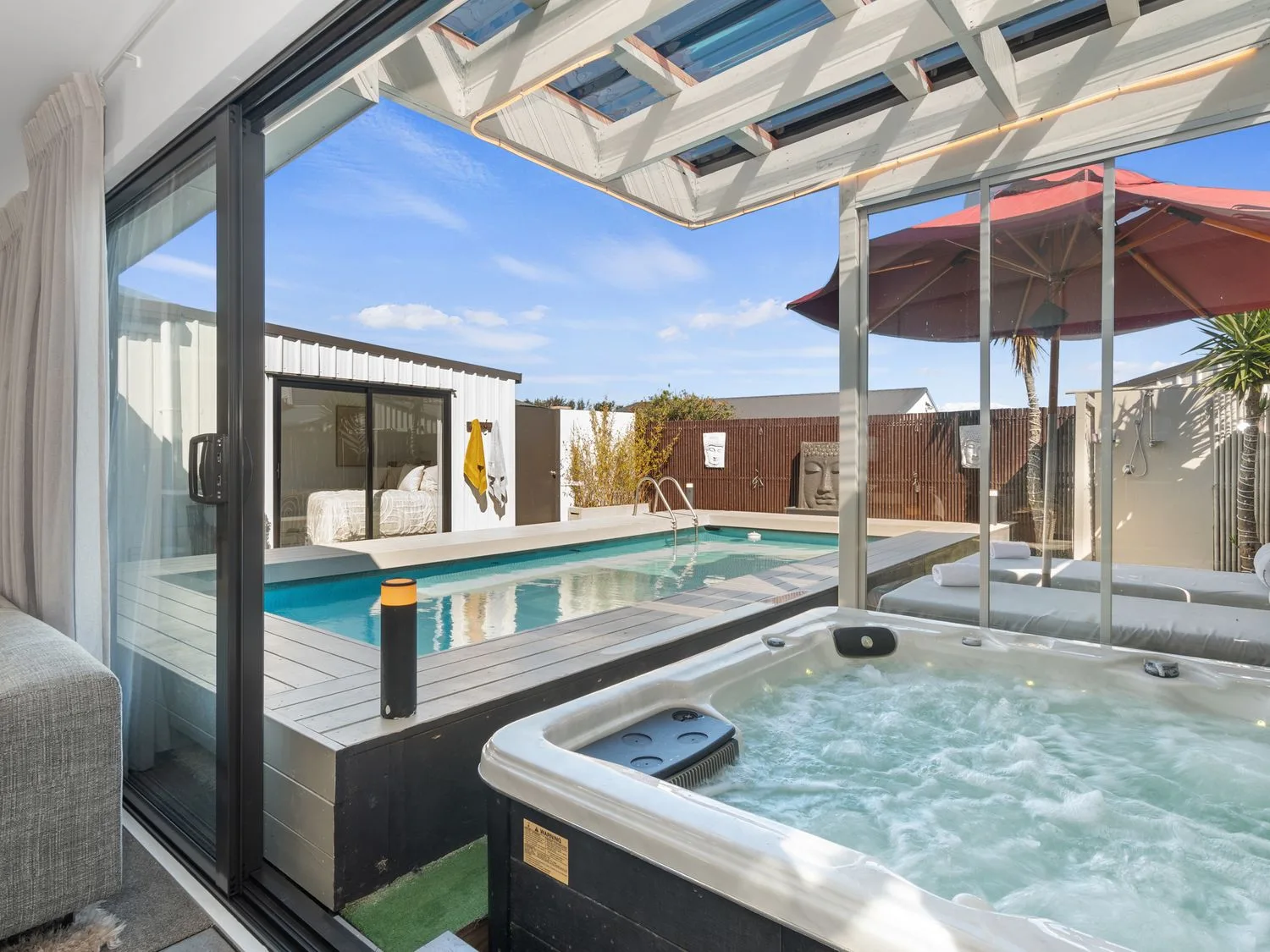 Una zona exterior con piscina y jacuzzi en Sun Kissed Pool Villa - Mangawhai Heads