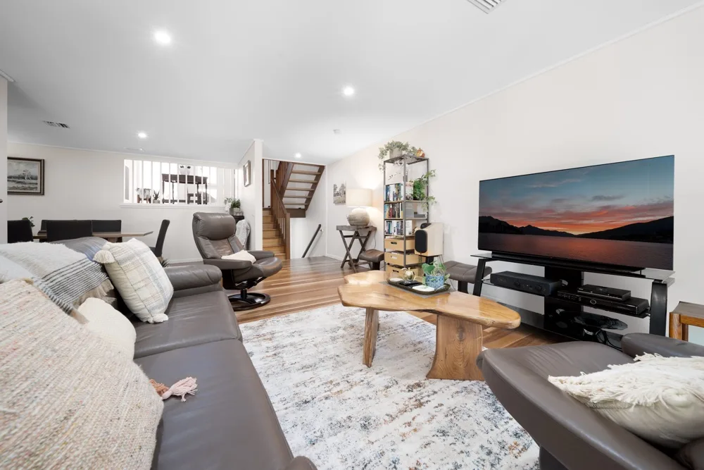 Sala de estar con asientos, una mesa de centro y un televisor.