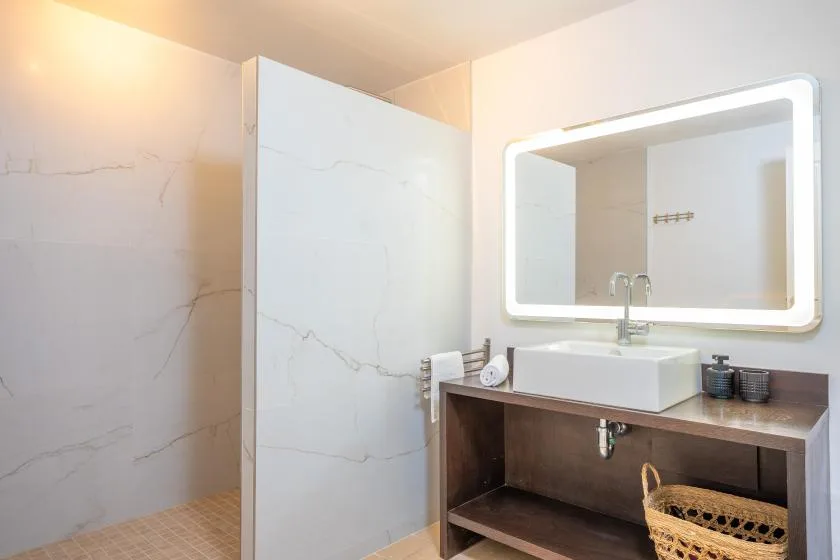 Un lavabo de baño con espejo iluminado.