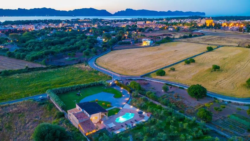 Vista aérea de una propiedad rural con piscina y campos.