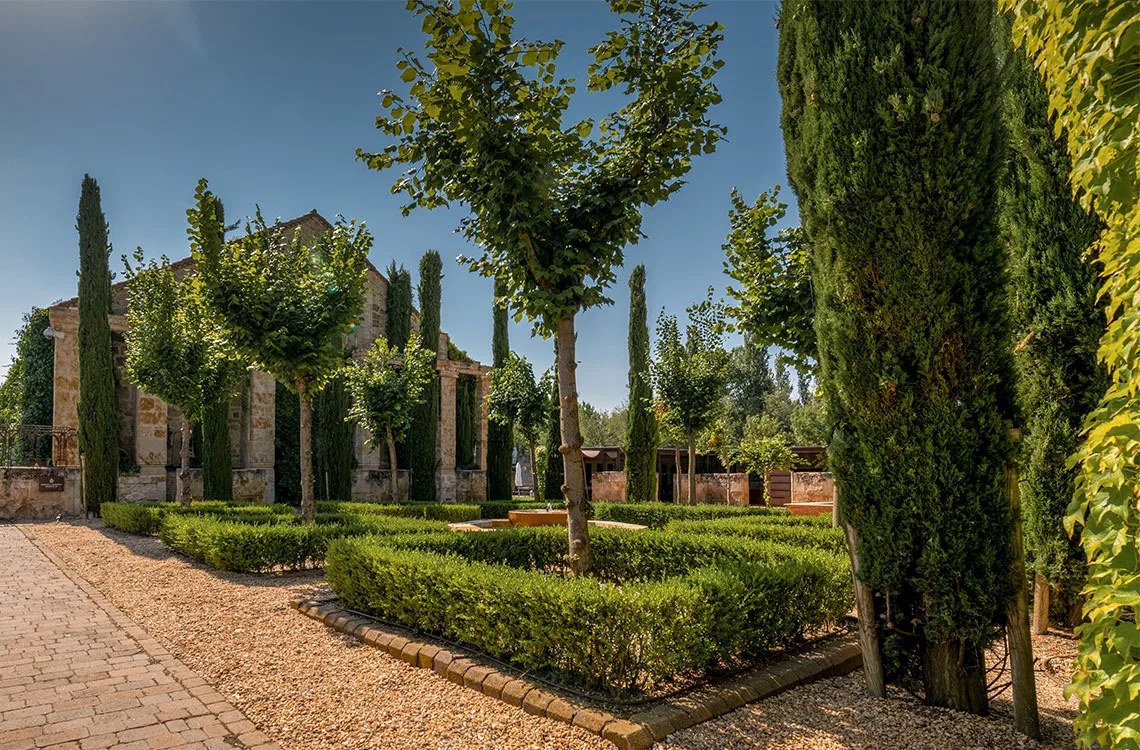 Jardín francés del hotel.