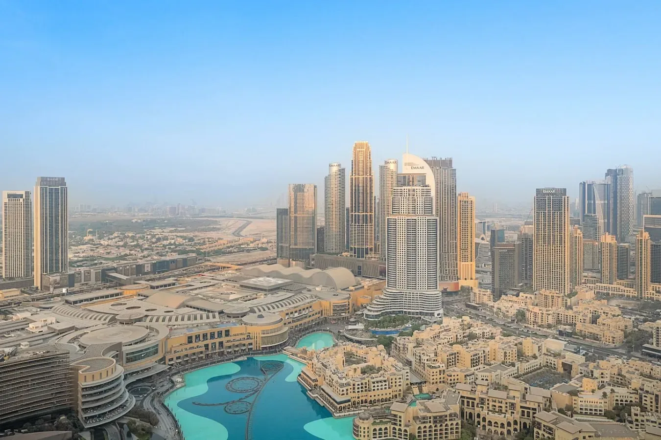 Panorámica urbana con edificios altos alrededor de una zona de agua turquesa.