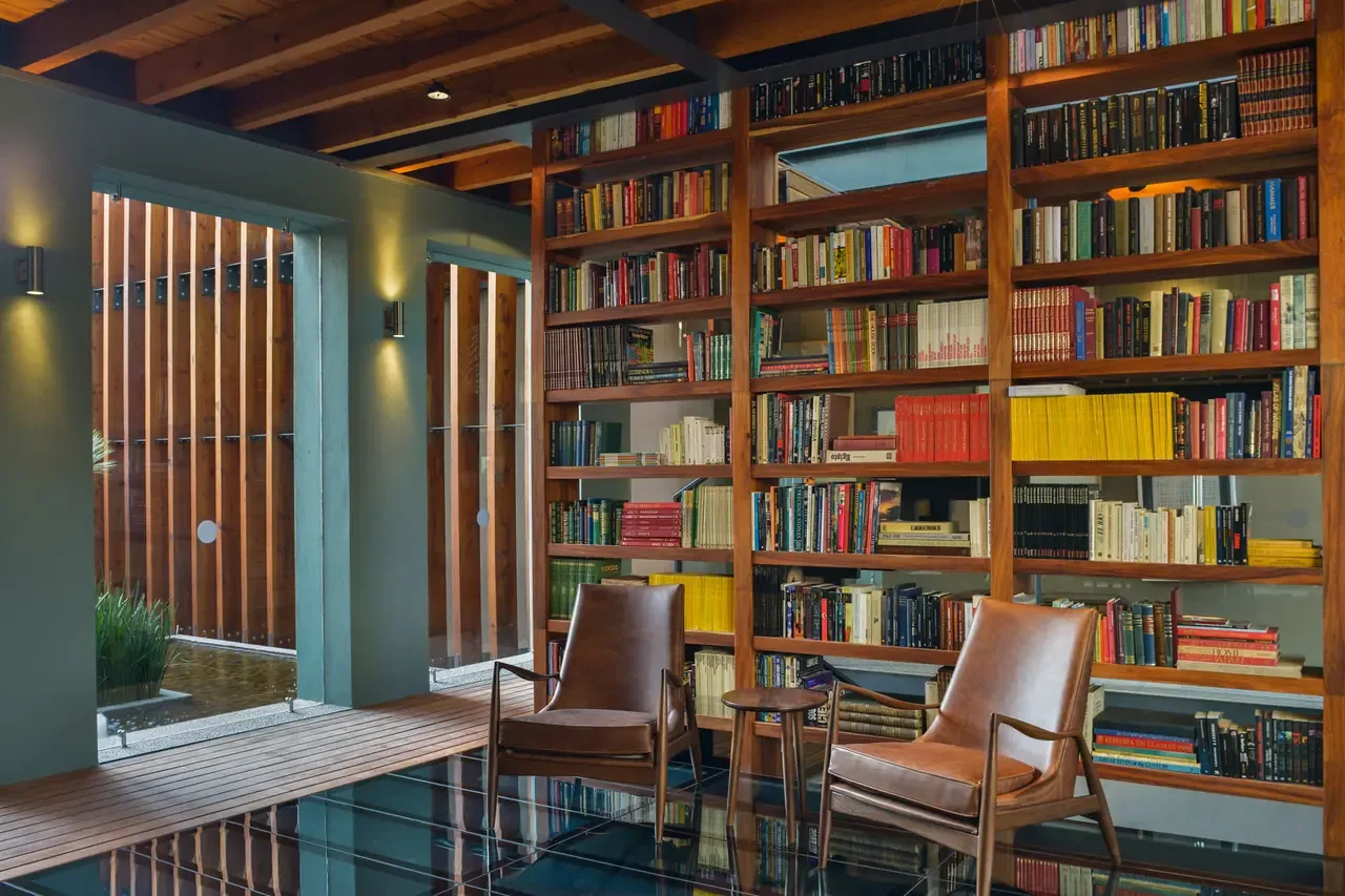 Hotel Criol library