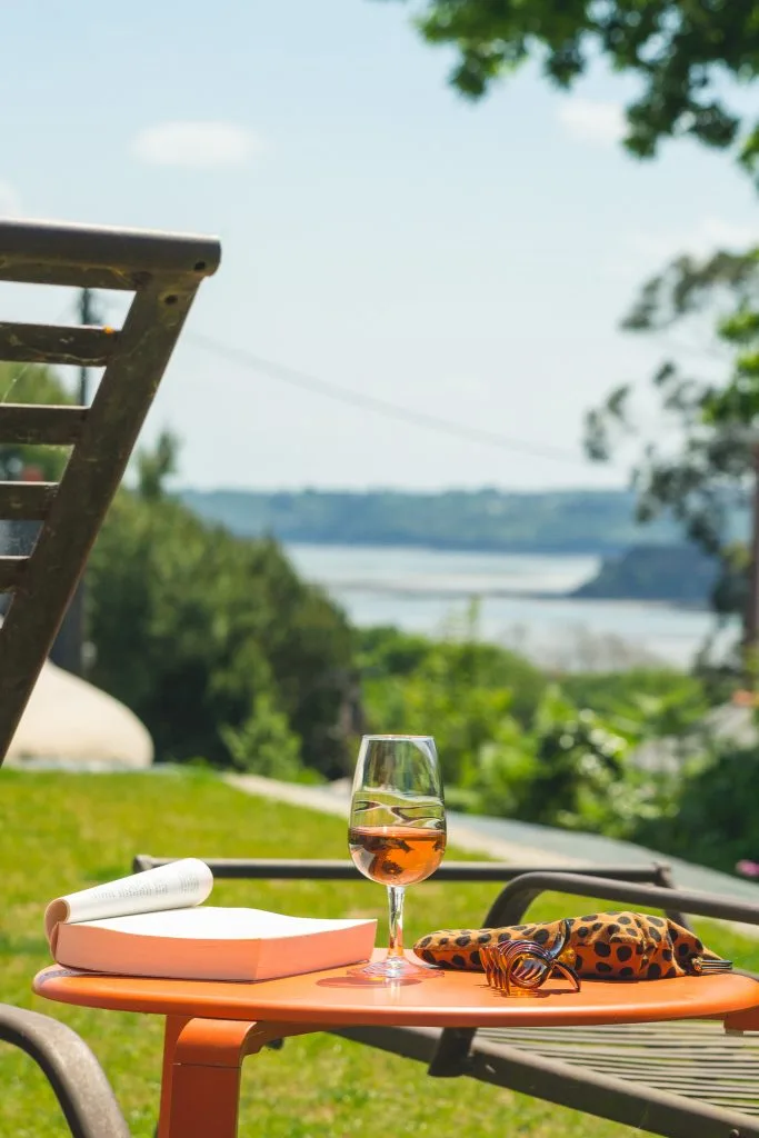 Una bebida en el jardín del hotel con vistas al mar